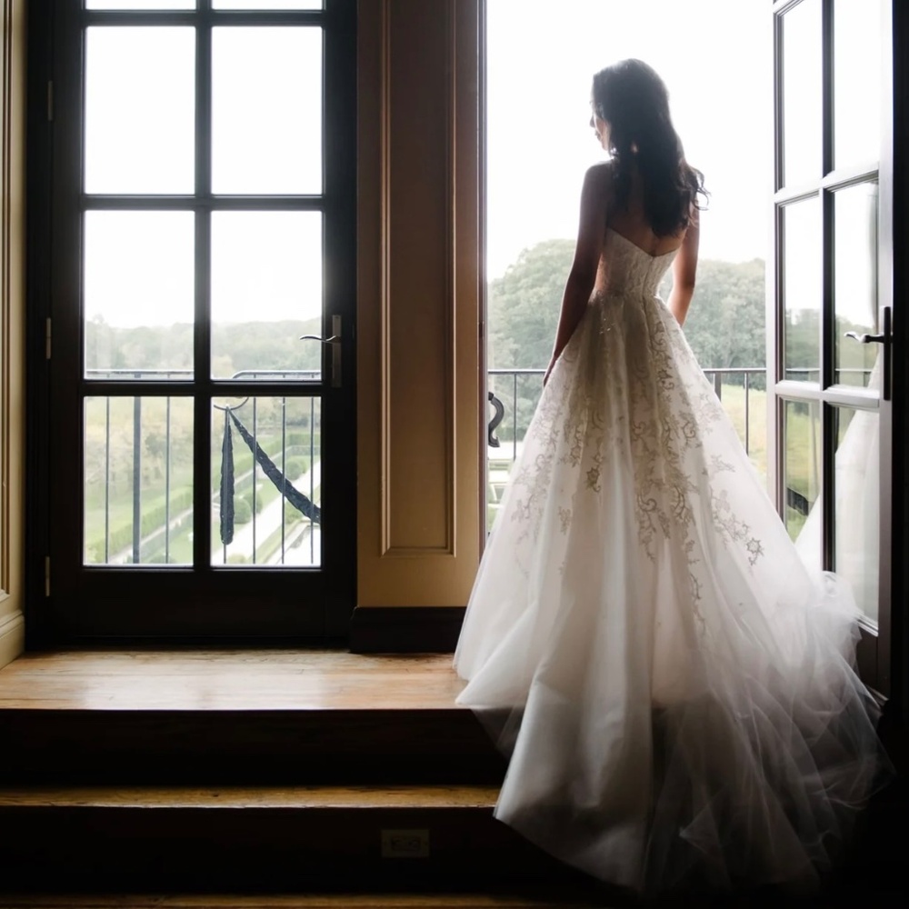 MONIQUE LHUILLIER WEDDING DRESS